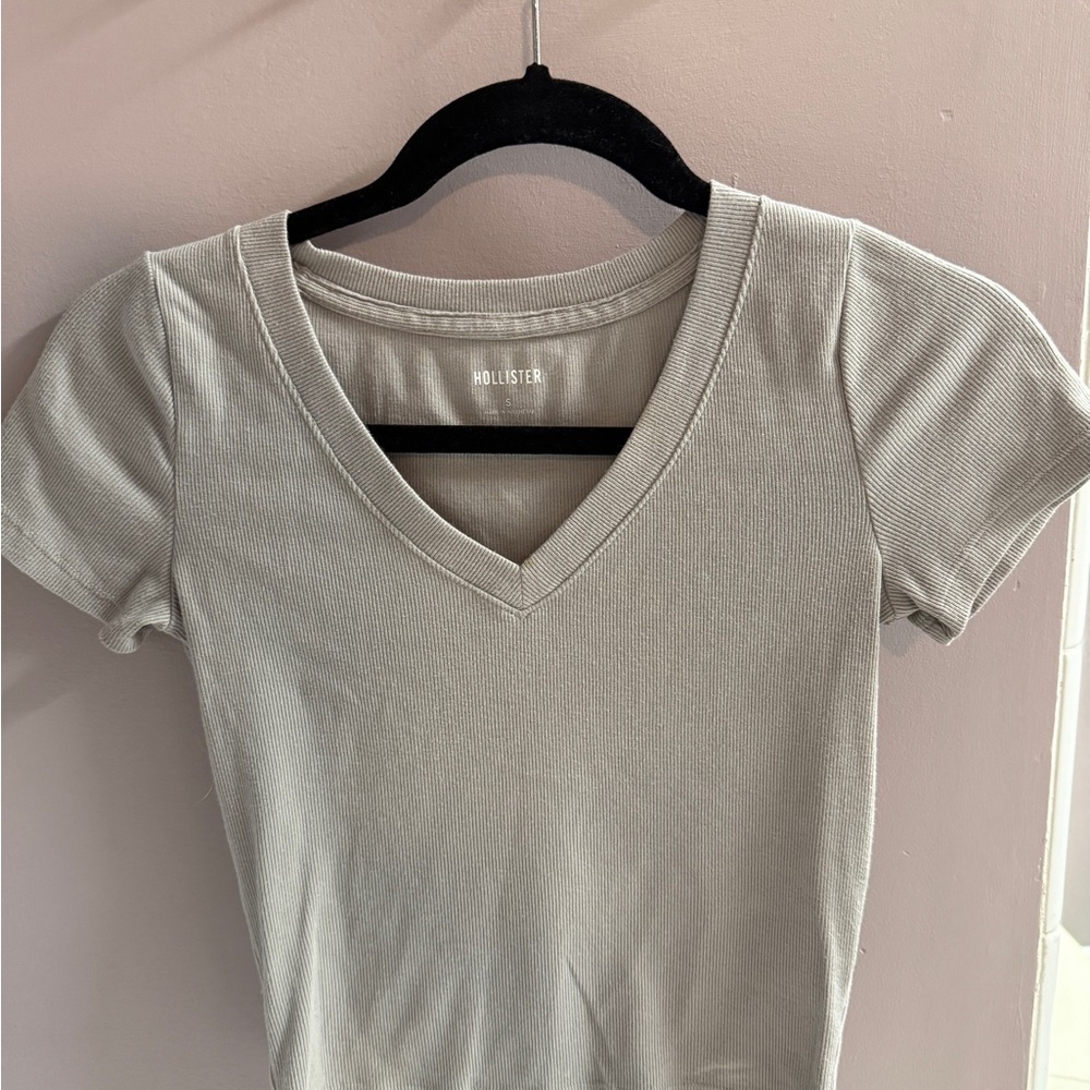 Hollister Women's Light Gray V-Neck Tee